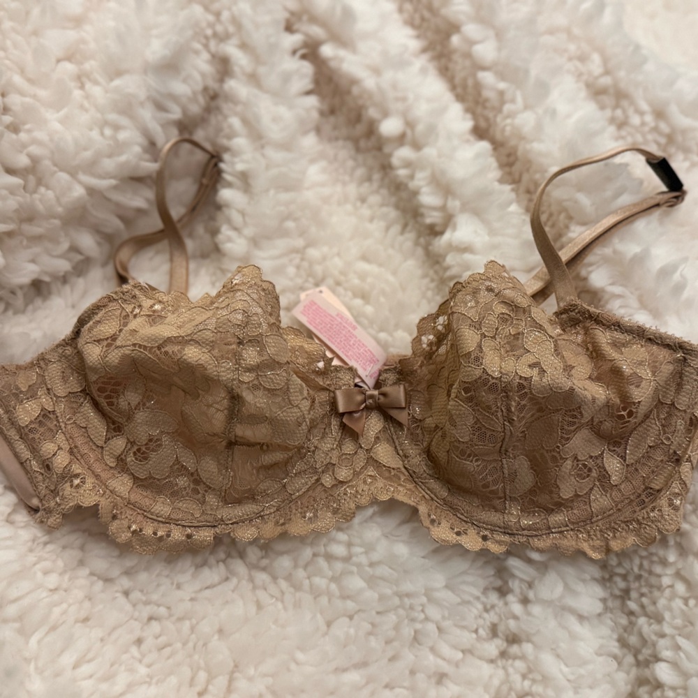 NWT Victoria’s Secret Lace Underwire Bra 34B